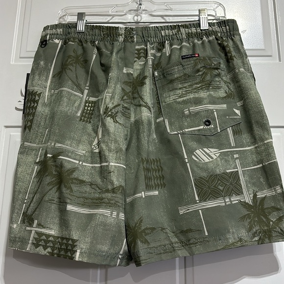 Quicksilver Board shorts,lined elastic waist,hip pockets,back velcro pocket,key - Picture 3 of 13